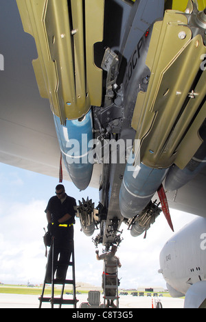 Équipe Dustin Hyden et Doyle Atkinson chargent les mines navales Mk 62 QuickStrike sur une B-52 Stratoforteresse pendant l'exercice Valiant Shield le 14 septembre 2010, à la base aérienne d'Andersen, à Guam. L'exercice conjoint porte sur la formation conjointe intégrée et l'interopérabilité entre les forces militaires américaines. Les aviateurs sont affectés au 36e Escadron de maintenance expéditionnaire. Banque D'Images