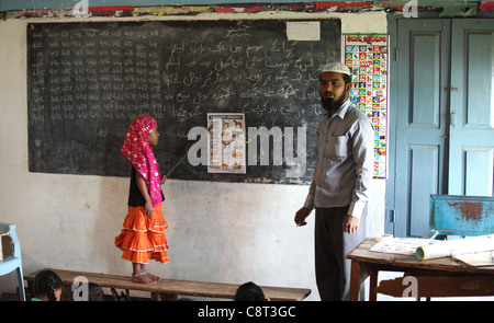 Muslim Indian girl with enseignant à l'école l'Andhra Pradesh en Inde du Sud Banque D'Images
