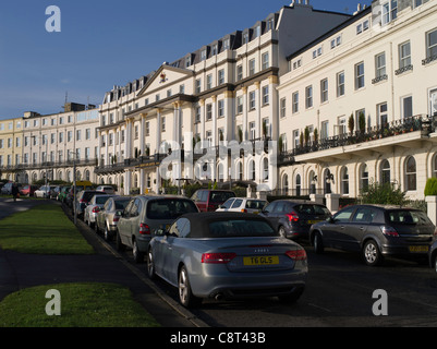 dh South Cliff SCARBOROUGH NORTH YORKSHIRE le Crown Spa Hotel et les voitures stationnées sur l'extérieur traditionnel de South Cliff Esplanade Banque D'Images