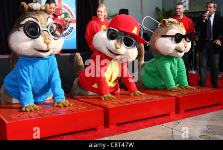 SIMON & ALVIN & THEODORE ALVIN & LES CHIPMUNKS PART & cérémonie empreinte LOS ANGELES CALIFORNIA USA 01 novembre 2011 Banque D'Images