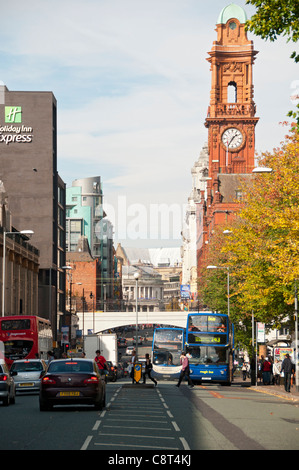 Oxford Road, Manchester, England, UK. En regardant vers la Place Saint Pierre avec l'assurance de refuge tour à droite. Banque D'Images