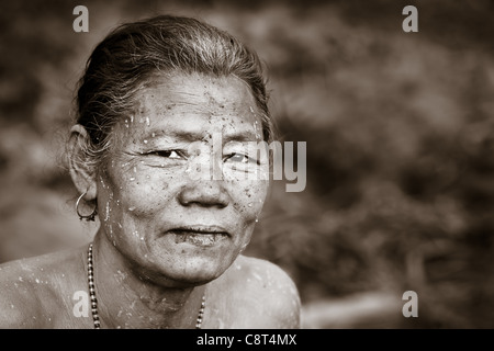 Portrait d'une femme âgée de la tribu de l'Île Majuli Mishing dans le Brahmapoutre, Assam, Inde Banque D'Images