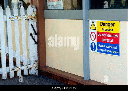 L'amiante danger signe à Paignton, Devon, Angleterre. Banque D'Images