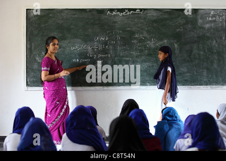 Muslim Indian girl with enseignant à l'école l'Andhra Pradesh en Inde du Sud Banque D'Images