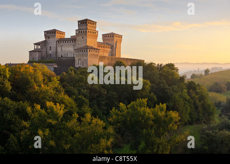 Feu de l'après-midi sur le château de Torrechiara, Émilie-Romagne, Italie Banque D'Images