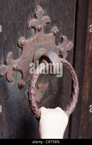 Un vieux rusty heurtoir sur une porte de l'église en bois Banque D'Images