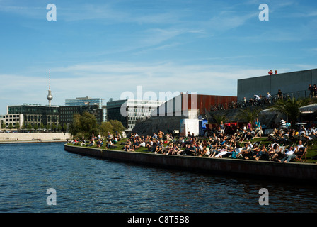 Les jeunes se détendre et s'amuser de la Spree à Berlin Banque D'Images