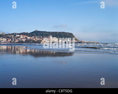 dh South Bay SCARBOROUGH NORTH YORKSHIRE English bord de mer ville plage baie Harbour Scarborough Castle Sea royaume-uni Banque D'Images