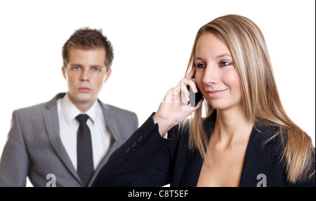Businesswoman au téléphone avec l'homme en arrière-plan Banque D'Images