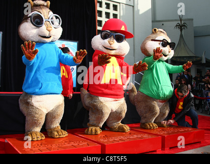 SIMON & ALVIN & THEODORE ALVIN & LES CHIPMUNKS PART & cérémonie empreinte LOS ANGELES CALIFORNIA USA 01 novembre 2011 Banque D'Images