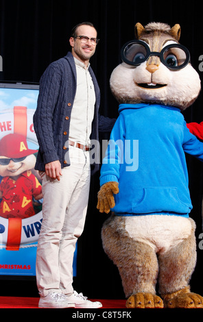 JASON LEE & SIMON Alvin et les Chipmunks & cérémonie empreinte de main LOS ANGELES CALIFORNIA USA 01 novembre 2011 Banque D'Images
