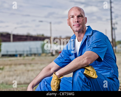 Une combinaison de mécanicien sérieux relaxing Banque D'Images