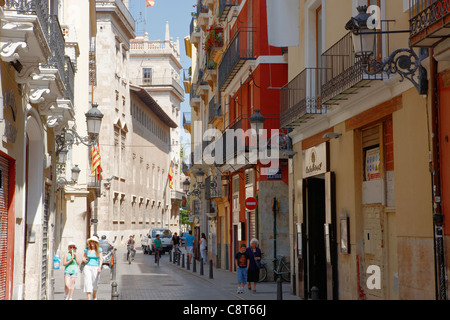 Les gens qui marchent le long d'une ruelle de la vieille ville de Valence, en Espagne. Banque D'Images