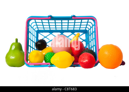 Panier de fruits en plastique avec isolated on white Banque D'Images