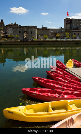 Kayaks sur la Charente, en face de la maison de cognac Hennessy, Cognac, Charente, France Banque D'Images