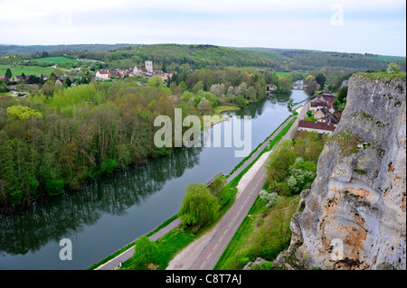 Le village de Merry sur Yonne et Yonne en Bourgogne. La France. Prise depuis le sommet des rochers du Saussois Banque D'Images