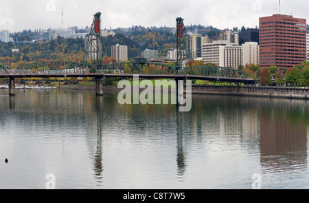 La réflexion du pont sur la rivière Willamette à Portland, Oregon Banque D'Images