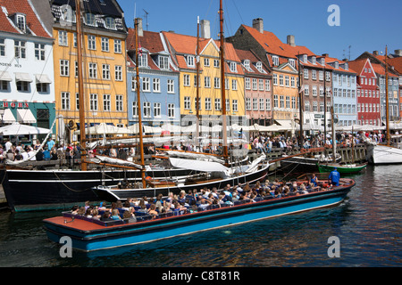 Excursion en bateau à voile touristique dans les canaux approfondie Nyhavn. Copenhague. Danemark Banque D'Images