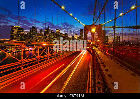 USA, New York City, pont de Brooklyn avec légèreté au crépuscule Banque D'Images