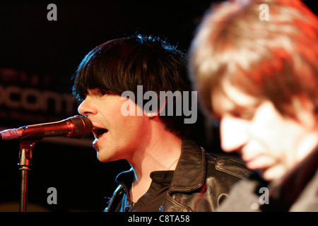 Tim Burgess et Mark Collins, de du groupe de rock anglais, les charlatans jouent un concert en magasin à un Zavvi store à Londres Banque D'Images