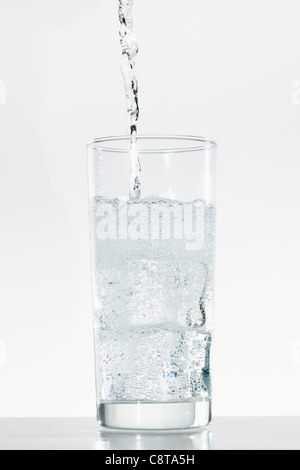 Portrait de l'eau est versé dans le verre Banque D'Images