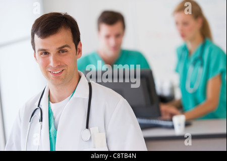 USA, New Jersey, Jersey City, Portrait of male doctor in front of nurse's station Banque D'Images