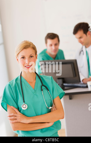 USA, New Jersey, Jersey City, Portrait de femme médecin en face de nurse's station Banque D'Images