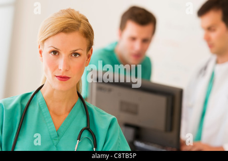 USA, New Jersey, Jersey City, Portrait de femme médecin en face de nurse's station Banque D'Images