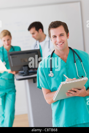 USA, New Jersey, Jersey City, Portrait of male doctor in front of nurse's station Banque D'Images