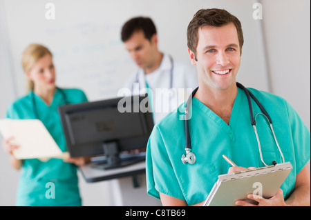USA, New Jersey, Jersey City, Portrait of male doctor in front of nurse's station Banque D'Images