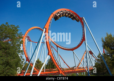 Boucle verticale du Dragon Khan en montagnes russes du parc d'attractions Port Aventura. Salou, Catalogne, Espagne. Banque D'Images