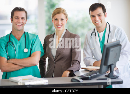 USA, New Jersey, Jersey City, Portrait des médecins et businesswoman at nurse's station Banque D'Images