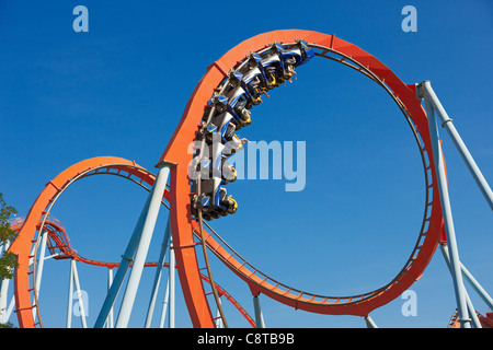 Boucle verticale du Dragon Khan en montagnes russes du parc d'attractions Port Aventura. Salou, Catalogne, Espagne. Banque D'Images