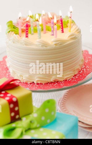 Studio shot of gâteau d'anniversaire et les cadeaux d'anniversaire Banque D'Images