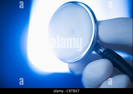 Studio shot of hand holding stethoscope Banque D'Images