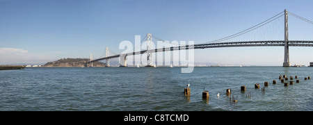 Oakland Bay Bridge sur San Francisco Bay en Californie Panorama Banque D'Images