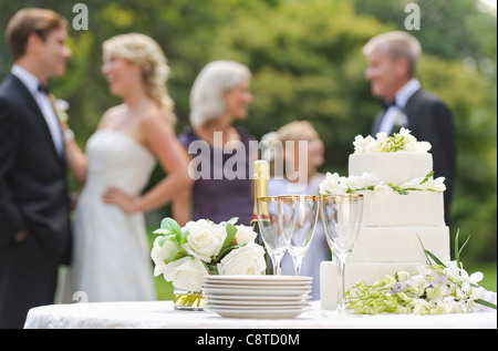 USA, New York State, Old Westbury, table de mariage avec champagne et gâteaux, les gens en arrière-plan Banque D'Images