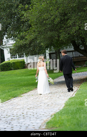 USA, New York State, Old Westbury, Newly wed couple walking together Banque D'Images
