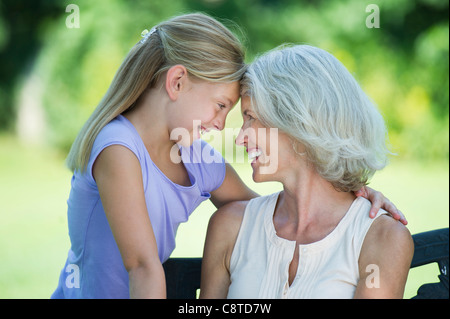 USA, New York State, Old Westbury, grand-mère avec sa petite-fille à l'un l'autre Banque D'Images