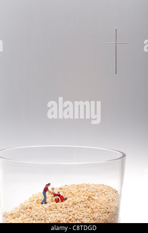 Modèle humain avec fauteuil roulant dans le verre de grès Banque D'Images