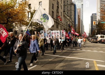 Les délégués de l'union nationale du travail SCFP-CPFP mars au centre-ville de Vancouver à l'appui de 'occuper' Vancouver. Vancouver - le 1 novembre 2011 Banque D'Images