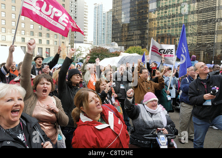 Les délégués de l'union nationale du travail SCFP - CPFP rassemblement à la Vancouver Art Gallery à l'appui de 'occuper' Vancouver. Vancouver - le 1 novembre 2011 Banque D'Images