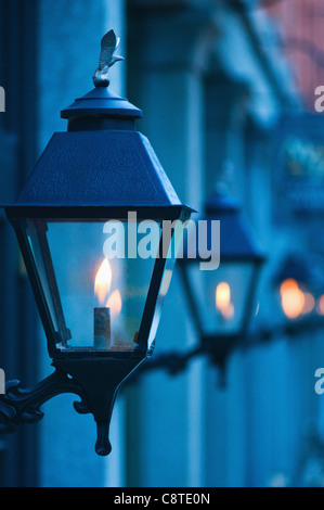 USA, Georgia, Savannah, Close up de lampadaires à gaz au crépuscule Banque D'Images