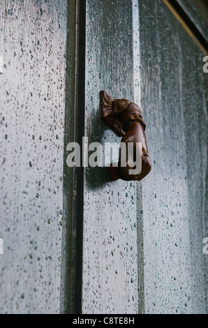 USA, Caroline du Sud, Charleston, Close up de heurtoir de porte dans la pluie