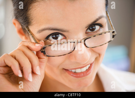 USA, New Jersey, Jersey City, Portrait of smiling businesswoman wearing glasses Banque D'Images