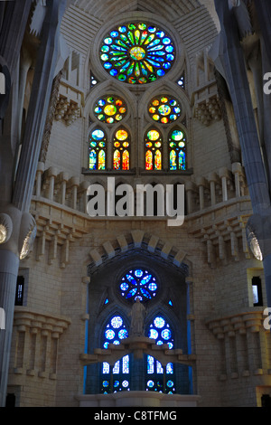 Les vitraux. L'église Sagrada Familia, ou Église expiatoire de la Sainte Famille, Barcelone, Catalogne, Espagne. Banque D'Images