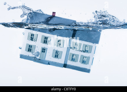 Modèle de maison les projections dans l'eau, studio shot Banque D'Images