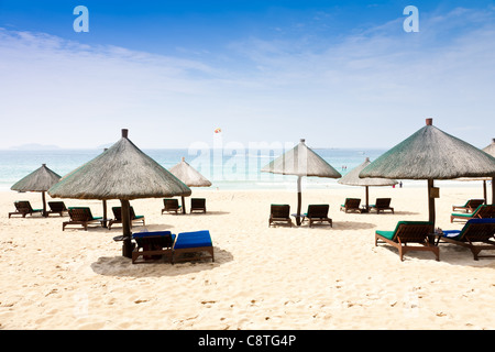 Chaises de plage et parasols Banque D'Images