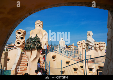 Cheminées ornées sur le toit du bâtiment Casa Mila (la Pedrera). Barcelone, Catalogne, Espagne. Banque D'Images