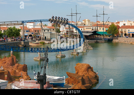 Boucle de montagnes russes au-dessus d'un lac du parc d'attractions Port Aventura. Salou, Catalogne, Espagne. Banque D'Images